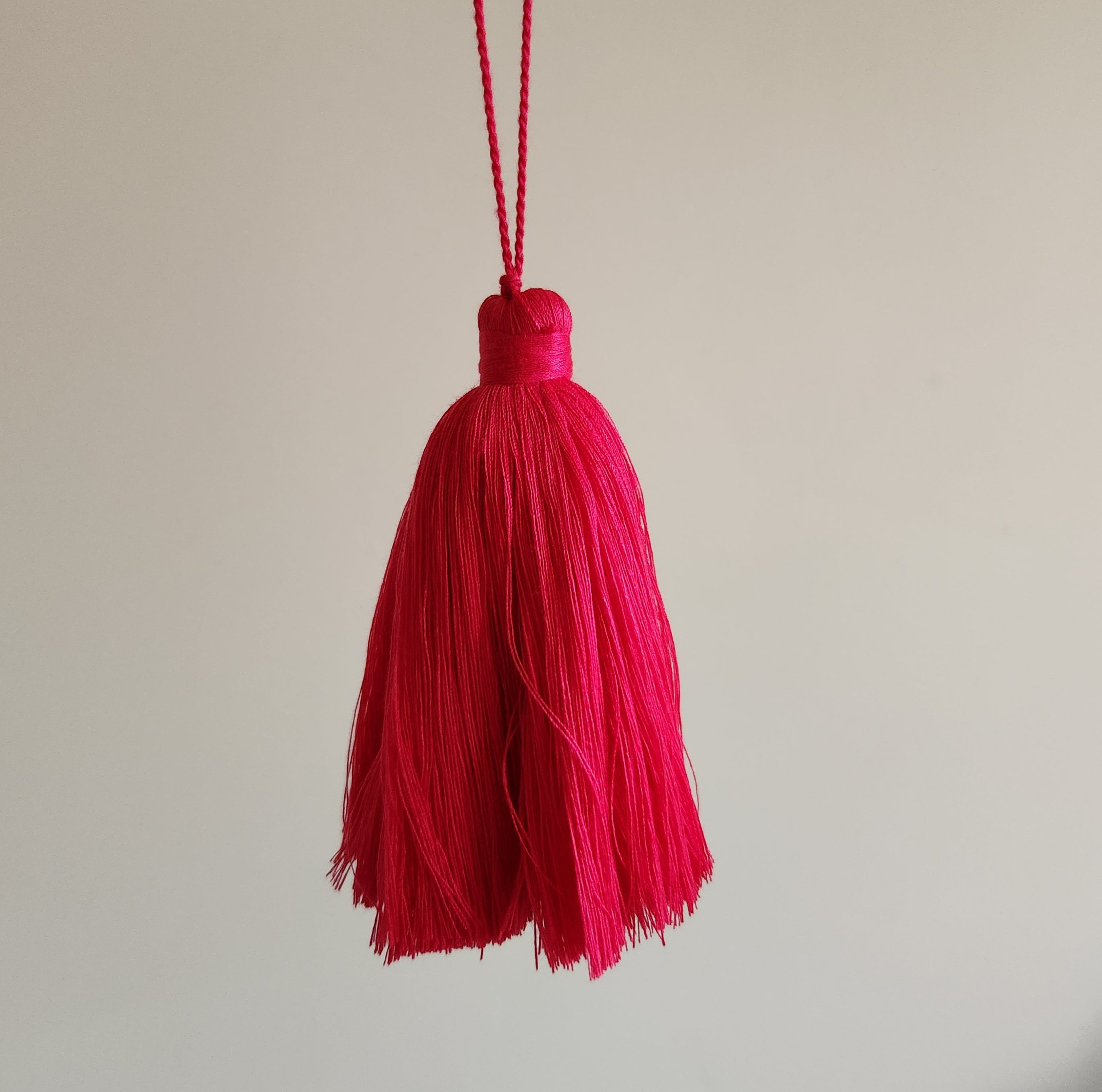 SINGLE TASSEL TOTEM - MAGENTA