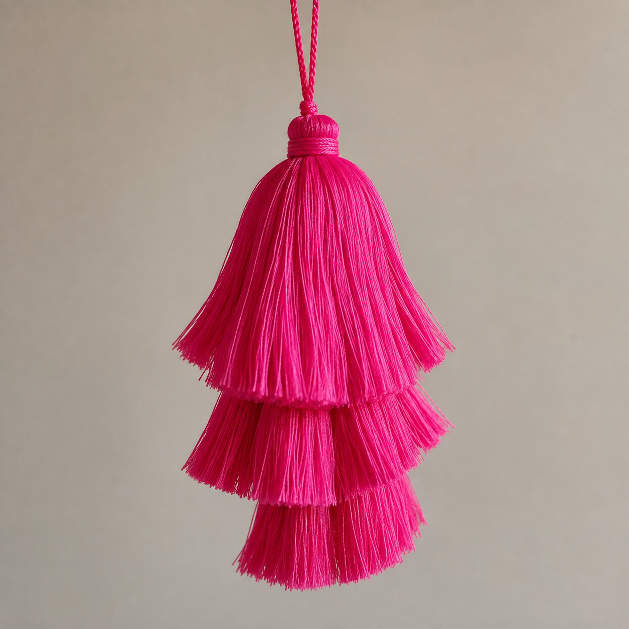 TRIPLE TASSEL TOTEM -15CM FUCHSIA PINK