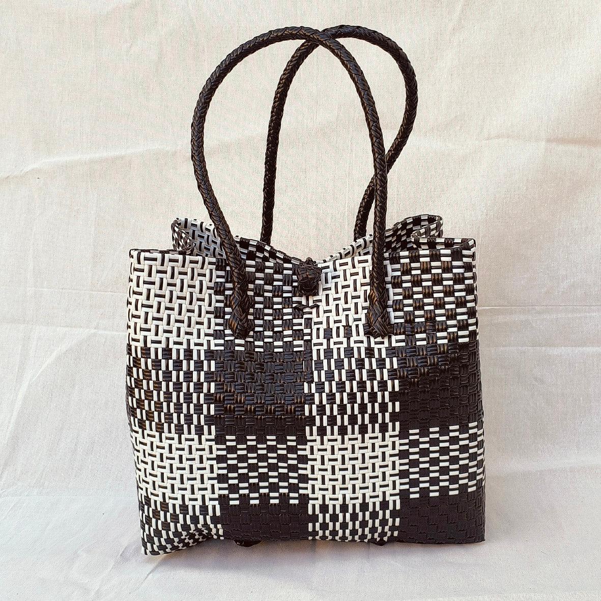 Noir Mosaic – Combines dark elegance with flow and sustainability in Chic collection